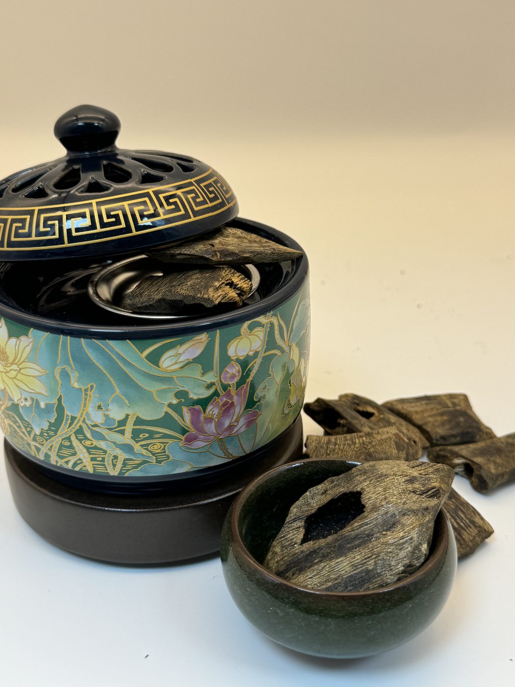 Electric agarwood warmer